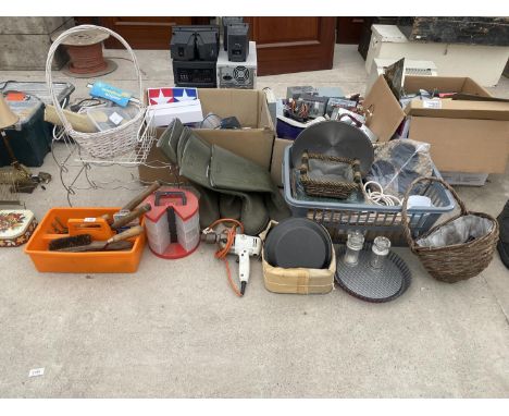 AN ASSORTMENT OF ITEMS TO INCLUDE AN ELECTRIC DRILL, KITCHEN ITEMS AND GARDEN TOOLS ETC 