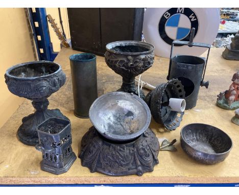 A COLLECTION OF METAL ITEMS TO INCLUDE A RAILWAY LIGHT HOLDING, PLANTERS, TRENCH ART VASE, ETC 