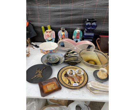 AN ASSORTMENT OF ITEMS TO INCLUDE CERAMIC BOWLS AND PLATES, WOODEN FIGURES AND A COLOURED GLASS VASE ETC 