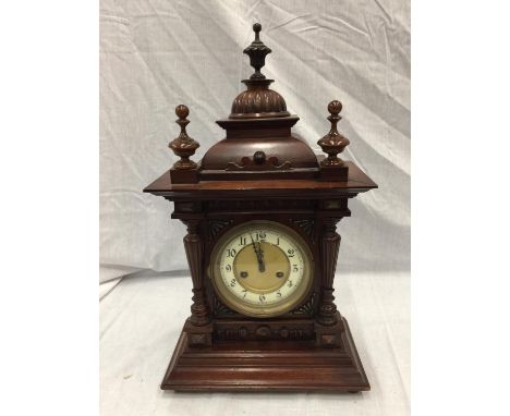 A 19TH CENTURY MAHOGANY CASED BRACKET CLOCK WITH BRASS AND WHITE DIAL AND TURNED FINIALS 