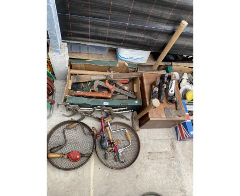 AN ASSORTMENT OF VINTAGE TOOLS TO INCLUDE WOOD PLANES, BRACE DRILLS AND AN AXE ETC 