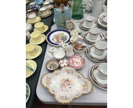 A QUANTITY OF CERAMIC AND CHINA ITEMS TO INCLUDE ROYAL DOULTON BASKETS, A PRATTWARE POT AND LID, CANDLESTICKS, BOWLS, DISHES,