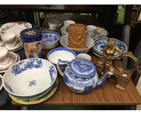 A QUANTITY OF CERAMIC ITEMS TO INCLUDE A TERRACOTTA BRUSH POT DECORATED WITH CHERUBS, BLUE AND WHITE POTTERY BOWLS, TEAPOT, E