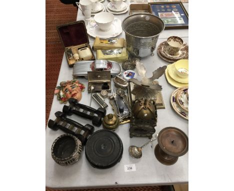 A MIXED LOT TO INCLUDE A MANTLE CLOCK, ICE BUCKET, DIE-CAST CARS, FLATWARE, TABLE LIGTHER, ETC 