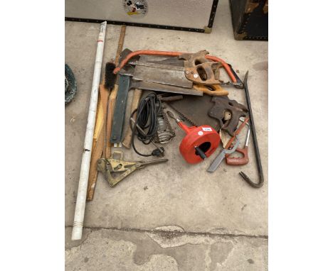 AN ASSORTMENT OF VINTAGE TOOLS TO INCLUDE SAWS, AN AXE AND A 12MM X 1000MM SDS DRILL BIT ETC 