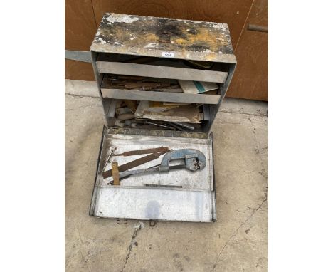 A METAL JOINERS CHEST WITH THREE INTERNAL DRAWERS AND AN ASSORTMENT OF TOOLS 