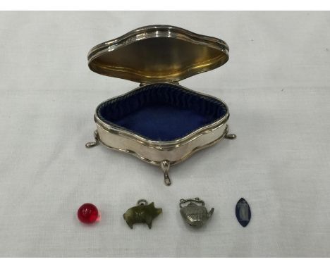 A BIRMINGHAM HALLMARKED SILVER TRINKET BOX ON FEET WITH VELVET FITTED INTERIOR TO INCLUDE A POSSIBLY SILVER KETTLE CHARM, A J