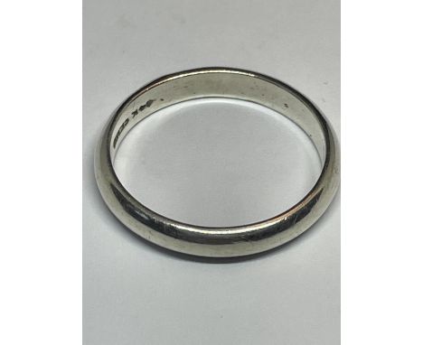 A WHITE METAL WEDDING RING STAMPED 14K IN A PRESENTATION BOX 