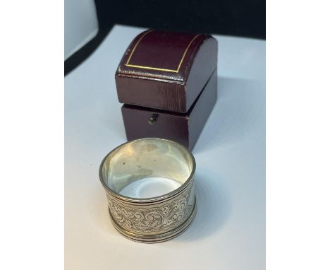 A HALLAMRKED BIRMINGHAM 1907 SILVER NAPKIN RING WITH ORIGINAL PRESENTATION BOX 