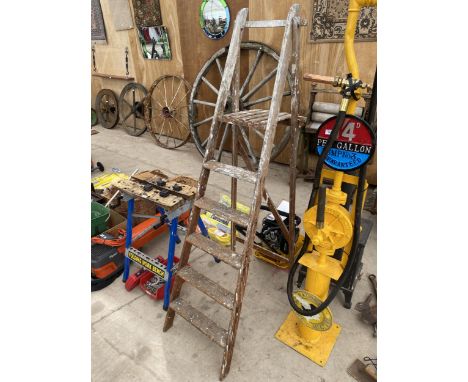 A VINTAGE FIVE RUNG WOODEN STEP LADDER 