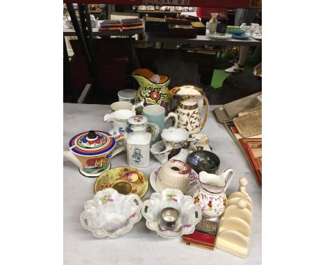 A QUANTITY OF CERAMIC ITEMS TO INCLUDE A SADLERS 'CLARICE CLIFFE STYLE TEAPOT, AYNSLEY SAUCER, JUGS, BOWLS, MUGS, ETC 