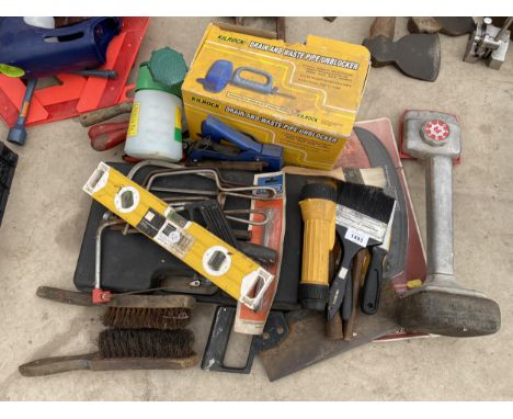 AN ASSORTMENT OF TOOLS TO INCLUDE A CARPET FITTING KNEE KICKER, SAWS AND A DRAIN UNBLOCKER ETC 