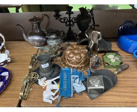 A QUANTITY OF VINTAGE ITEMS TO INCLUDE A COPPER JELLY MOULD, FIGURES, CANDLESTICK, COFFEE POT, TEA POT, JUG, WALL BRACKETS, E