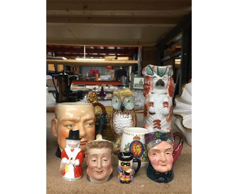 A QUANTITY OF MAINLY CERAMIC JUGS TO INCLUDE WINSTON CHURCHILL, HEN CROCK, STAFFORDSHIRE DOG JUG, OWL - A/F, ETC 