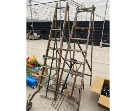 AN ASSORTMENT OF GARDEN TOOLS TO INCLUDE A SPADE, A FORK AND TWO VINTAGE WOODEN STEP LADDERS ETC 