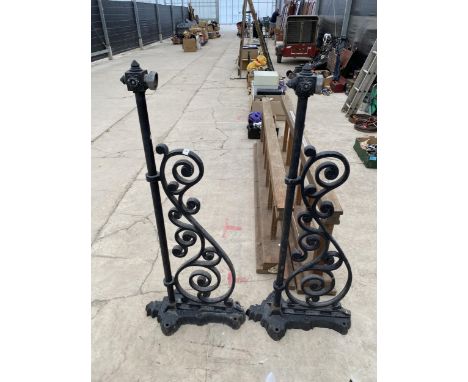 A PAIR OF DECORATIVE CAST IRON OUTDOOR WALL LIGHT BRACKETS WITH ORNATE CAST ALLOY DETAIL 