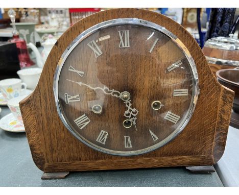 A SMITHS MAHOGANY CASED MANTLE CLOCK WITH KEY AND PENDULUM 