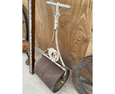 A VINTAGE CAST IRON GARDEN ROLLER (W:46CM) 