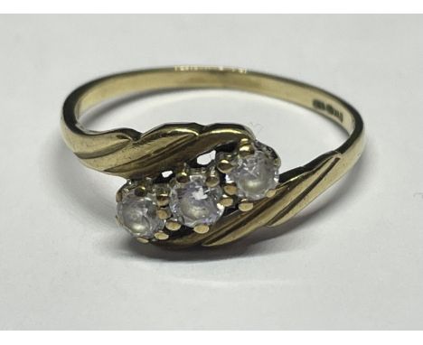 A 9 CARAT GOLD RING WITH THREE CUBIC ZIRCONIAS ON A TWIST DESIGN SIZE O/P 