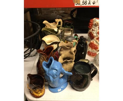 A COLLECTION OF CERAMIC ITEMS TO INCLUDE FISH 'GLUG' JUGS, TOBY JUGS, MAJOLICA STYLE, ETC 