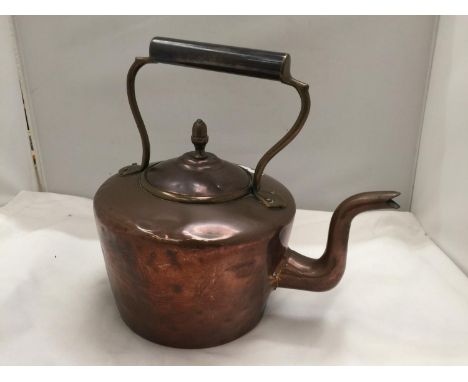 A VINTAGE COPPER KETTLE WITH ACORN FINIAL HEIGHT TO FINIAL 21CM 