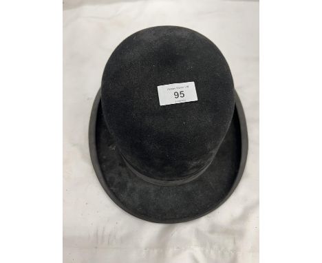 A VINTAGE G.A. DUNN &amp; CO PICCADILLY CIRCUS LONDON BOWLER HAT. SIZE: 8 1/4" INTERNAL LENGTH 