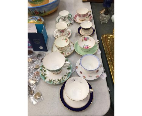 AN ASSORTMENT OF CHINA CUPS AND SAUCERS TO INCLUDE ROYAL ALBERT 'MOSS ROSE', ROYAL WORCESTER 'REGENCY', ROYAL WORCESTER 'CAVE