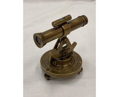 A BRASS TELESCOPE AND COMPASS H: 10CM 
