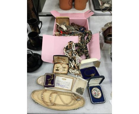 A QUANTITY OF COSTUME JEWELLERY TO INCLUDE VINTAGE PEARLS IN A BOX, BOXED AYNSLEY BROOCH, STRATTON CUFF LINKS, VINTAGE BOXED 