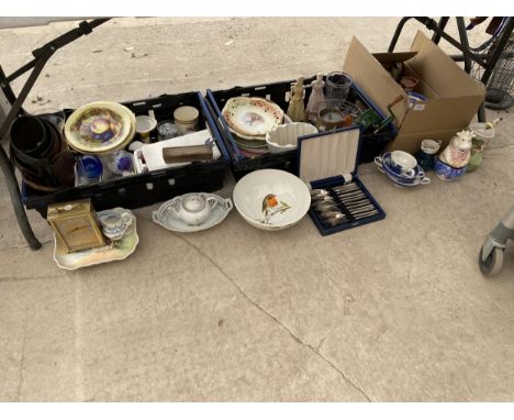 A LARGE ASSORTMENT OF ITEMS TO INCLUDE CERAMIC JUGS, PLATES AND GLASS WARE ETC 