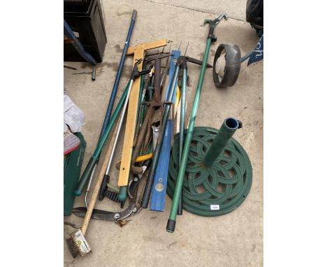 AN ASSORTMENT OF GARDEN TOOLS TO INCLUDE FORKS, SHEARS AND A CAST IRON PARASOL BASE ETC 