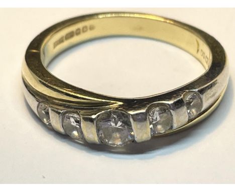 A 14 CARAT GOLD RING WITH FIVE IN LINE CUBIC ZIRCONIAS SIZE N/0 