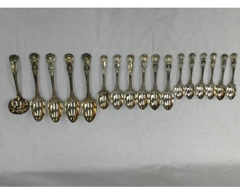 A LARGE COLLECTION OF VICTORIAN LONDON HALLMARKED SILVER SPOONS WITH DECORATIVE HANDLES TO INCLUDE SIX TEASPOONS, SIX DESSERT