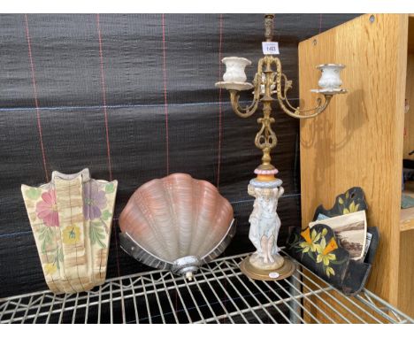 AN ASSORTMENT OF ITEMS TO INCLUDE A DECORATIVE TABLE LAMP, A GLASS WALL LIGHT FITTING AND A CERAMIC CANDLE BOX ETC 