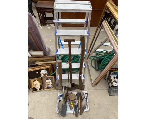AN ASSORTMENT OF TOOLS TO INCLUDE A FOUR RUNG ALUMINIUM STEP LADDER, AN AXE AND A SLEDGE HAMMER ETC 