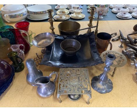 A QUANTITY OF METALWARE TO INCLUDE BRASS TRIVETS, CANDLESTICKS, BRASS PAN, PEWTER JUG AND SUGAR SHAKER, LARGE BOWL, ETC 