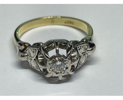 AN 18 CARAT GOLD AND PLATINUM DIAMOND SOLITAIRE RING SIZE M/N IN A PRESENTATION BOX 