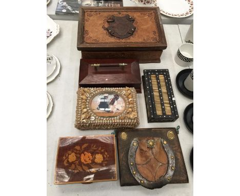 A QUANTITY OF VINTAGE BOXES TO INCLUDE A LEATHER CLAD JEWELLERY BOX, SEASHELLS BOX, INLAID TRINKET BOX, ETC 