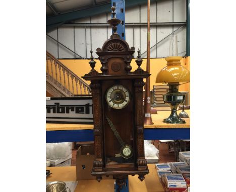 A LATE 19TH CENTURY VIENNA WALL CLOCK WITH ROMAN NUMERALS ON BRASS FACE AND PENDULUM WITH KEY H: 107CM 