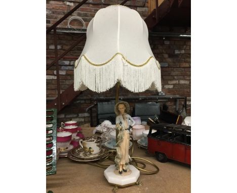 A VINTAGE STYLE TABLE LAMP WITH A LADY TO THE BASE ON A FOOTED PLINTH WITH SHADE HEIGHT TO TOP OF SHADE APPROX 48CM 