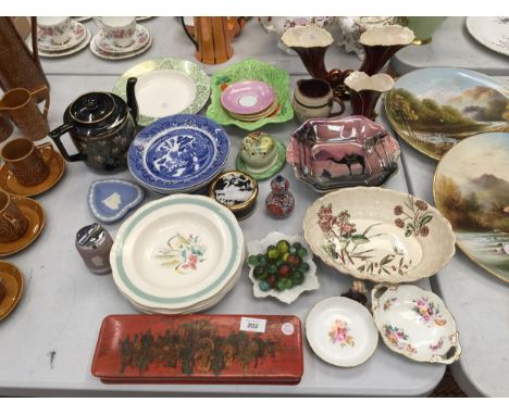 A COLLECTION OF CERAMIC ITEMS TO INCLUDE CARLTON WARE 'ROUGE ROYALE' VASES, BESWICK LEAF BOWL, PINK JASPERWARE TABLE LIGHTER,