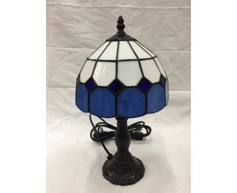 A STAINED GLASS TIFFANY STYLE LAMP ON A METAL BASE H: 35CM 