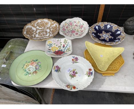 AN ASSORTMENT OF CERAMIC BOWLS AND PLATES 