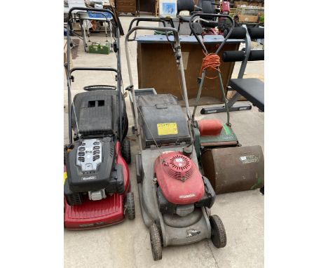 A HONDA PETROL ENGINE LAWN MOWER WITH GRASS BOX 
