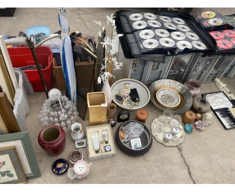 AN ECLECTIC MIX OF ITEMS TO INCLUDE VASES, CERAMIC AND GLASS BOWLS AND JUGS ETC 