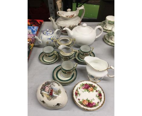 A QUANTITY OF CERAMIC ITEMS TO INCLUDE A ROYAL ALBERT OLD COUNTRY ROSES PIN TRAY, PART TEASET, CERAMIC EGG TRINKET BOX, THREE