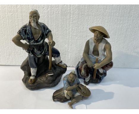 A COLLECTION OF CHINESE CERAMIC MUDMEN TO INCLUDE A SHIWAN WOODCUTTER FIGURINE - 24 CM TOGETHER WITH A SHIWAN MUDMAN WITH A P