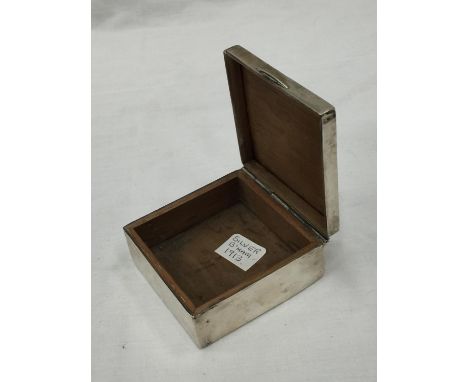 A HALLMARKED (INDISTINCT) SILVER TRINKET BOX WITH WOODEN LINING. WEIGHT: 234 GRAMS 