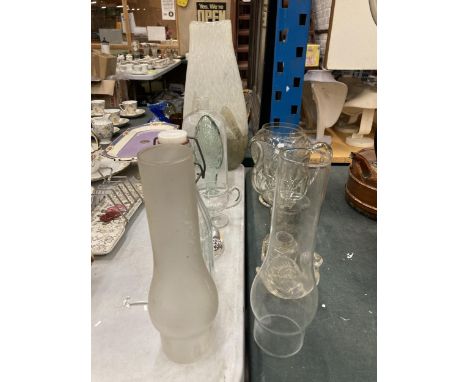 A QUANTITY OF GLASSWARE TO INCLUDE OIL LAMP CHIMNEYS, VINTAGE BOTTLES, JUG, VASES, ETC 