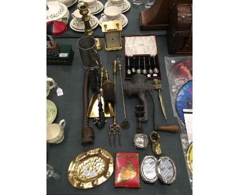 A QUANTITY OF ITEMS TO INCLUDE A COMPANION SET, CANDLESTICK, BOXED COFFEE BEAN SPOONS, VINTAGE TABLE TOP MINCER, TANKARD, ETC